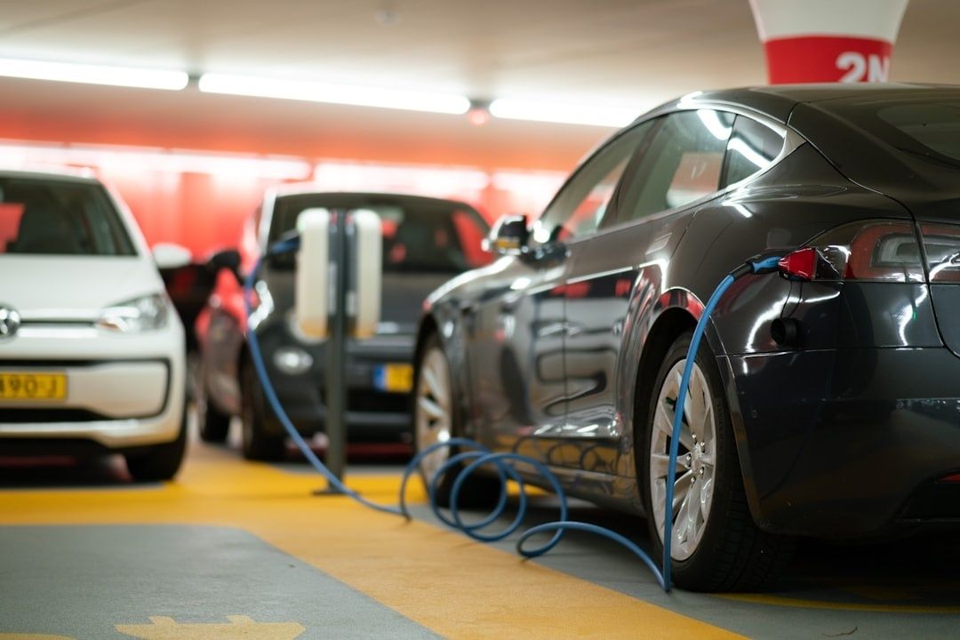 Sähköautoja latauksessa pysäköintihallissa ravintolan palveluna