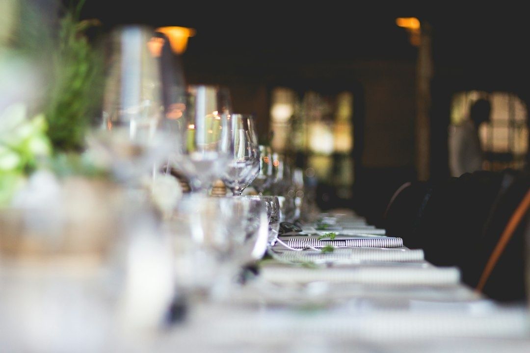 Katettu fine dining -pöytä viini- ja vesilaseineen