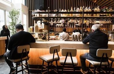 Ravintolan baaritiskillä yksin istuvia ruokailijoita